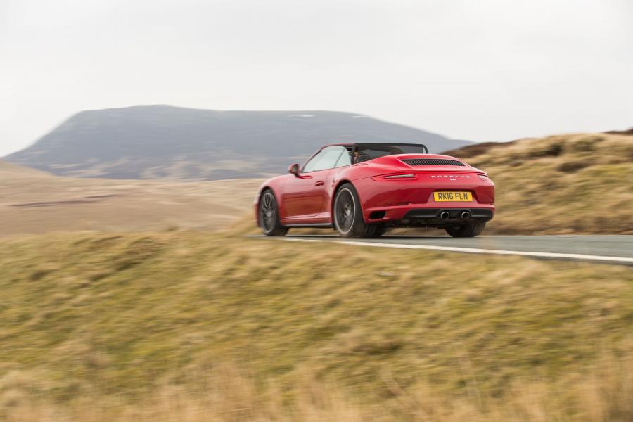  Porsche 911 Carrera 4S Cabriolet 2016 года  (UK) (фото 6 из 30)